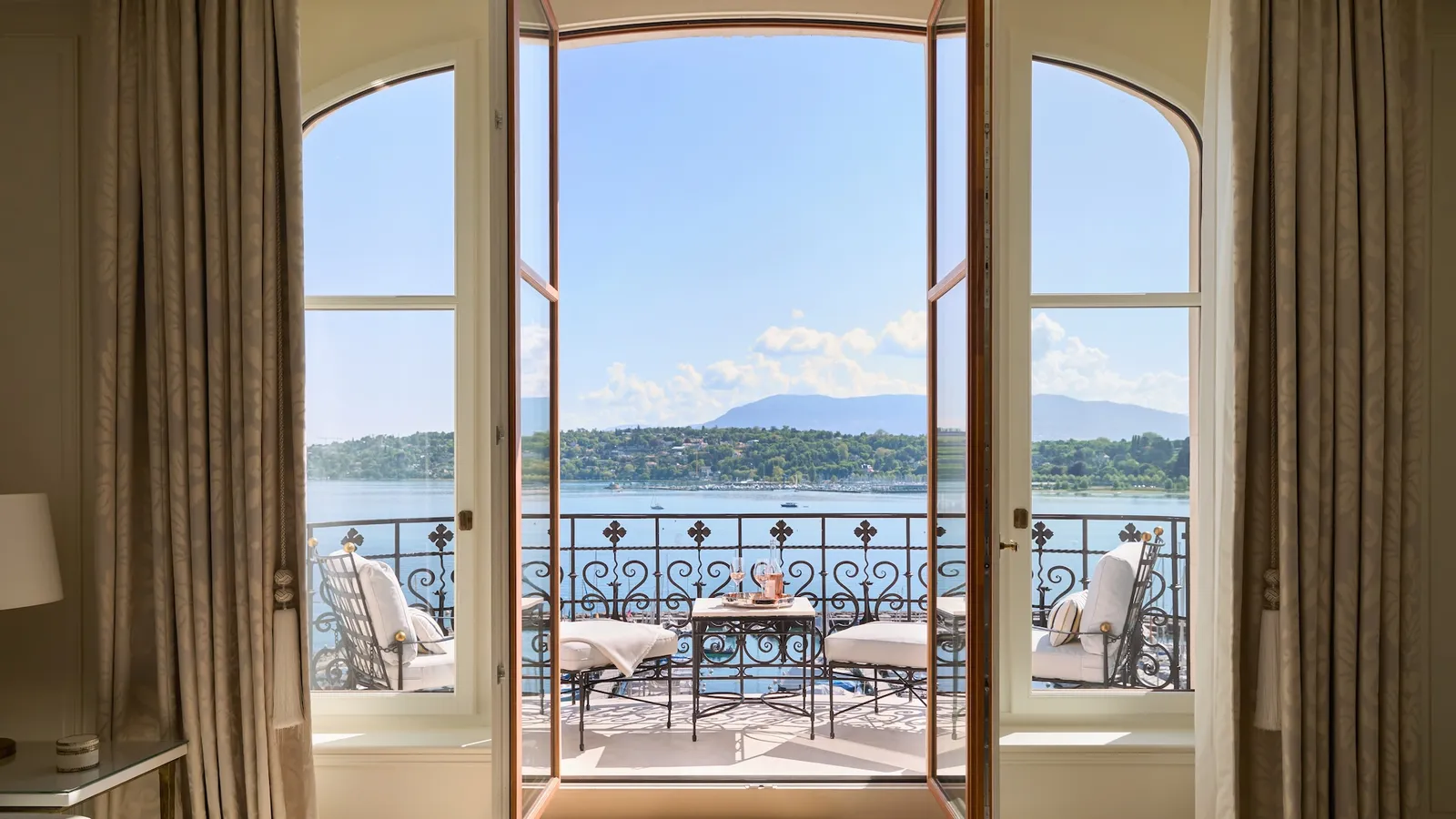 Le porte ad arco di una suite aperte sul balcone e sul lago