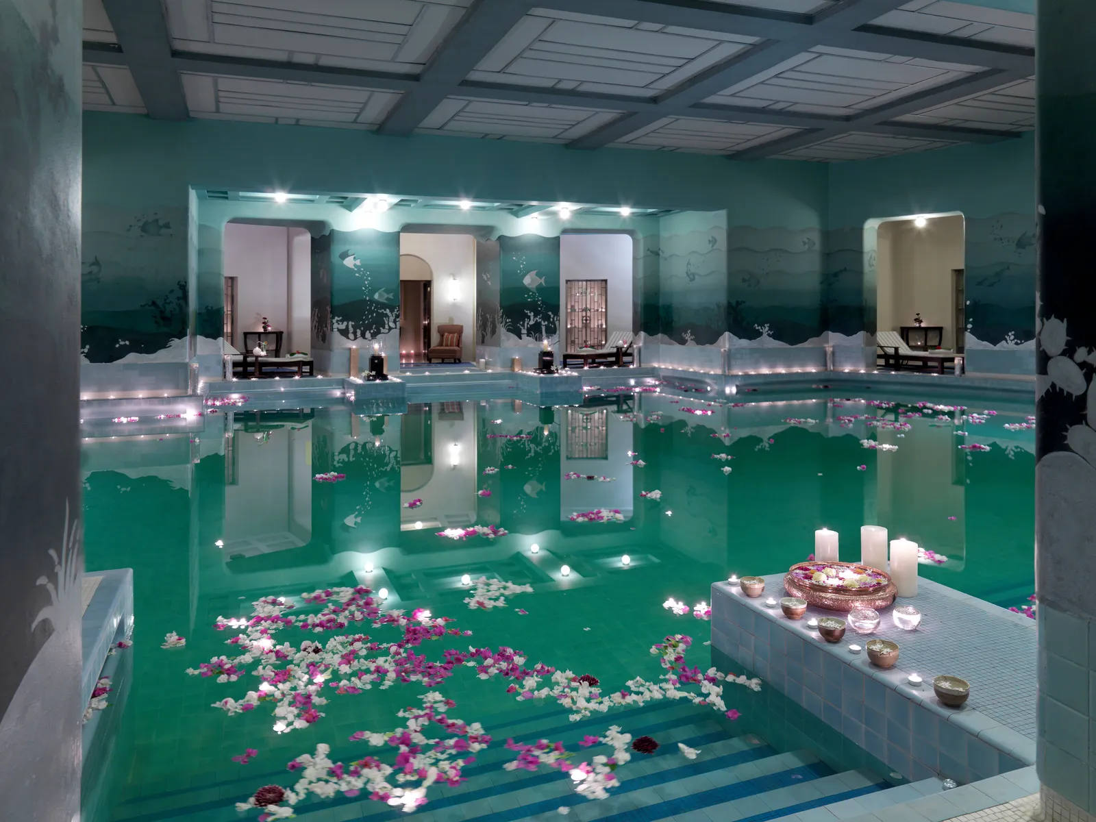 La piscina coperta Zodiac sotto le volte dipinte
