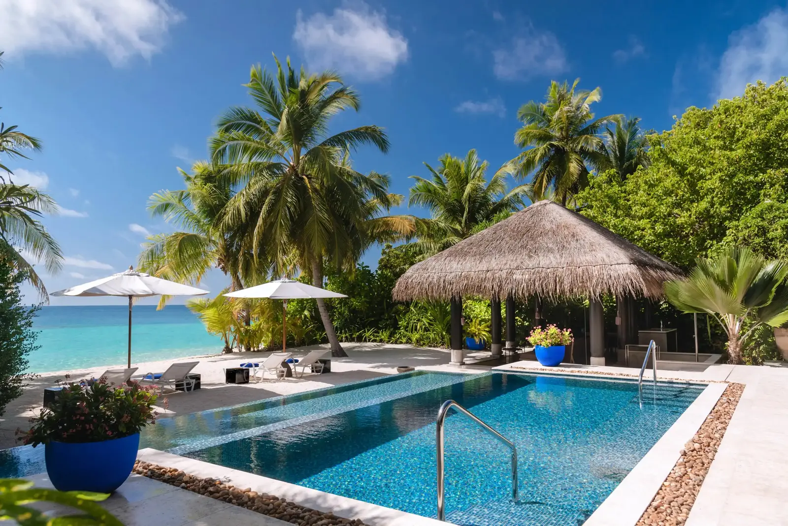 Beach Pool House: the infinity pool facing the sea