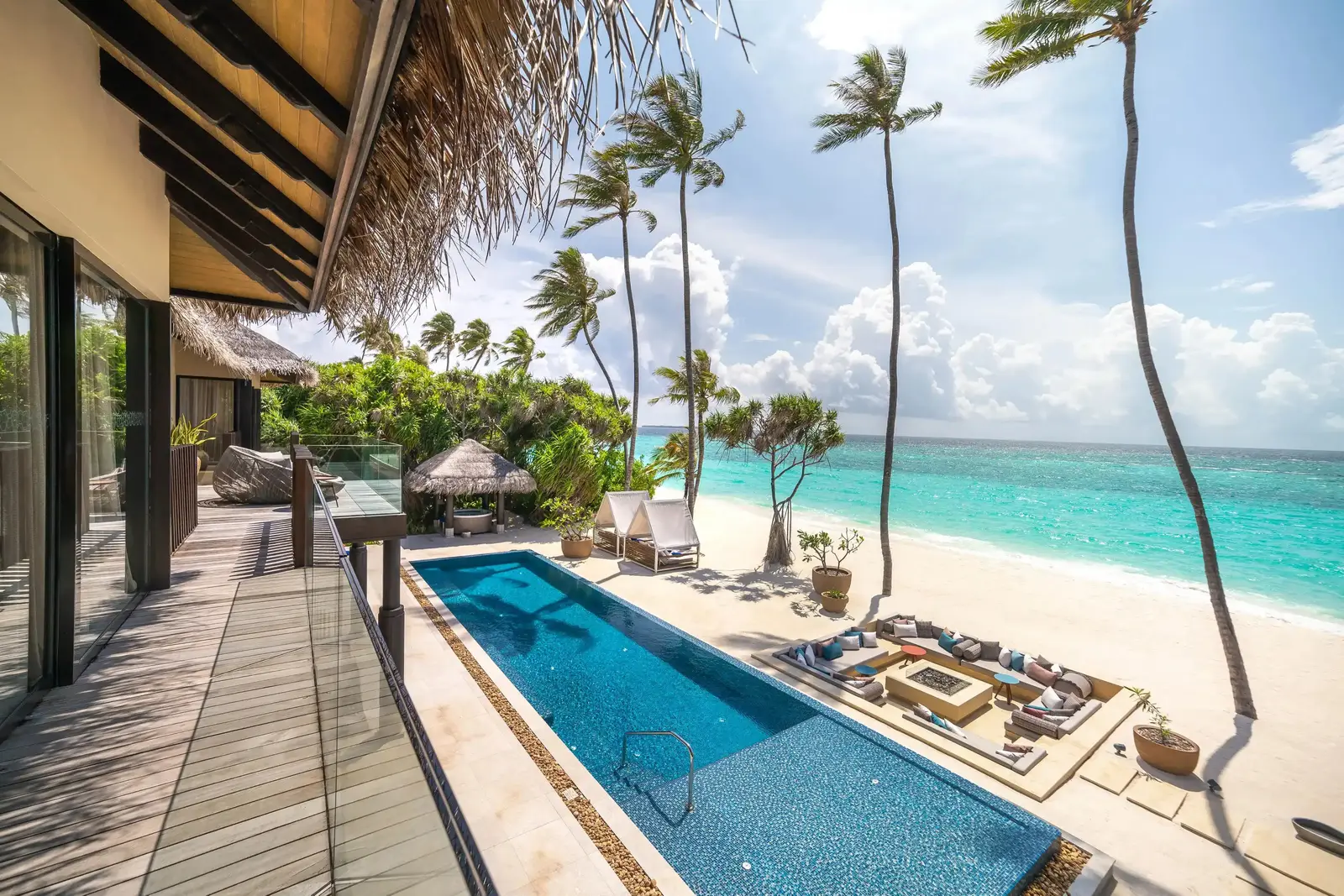 Nika Residence: the long pool between the house and the beach