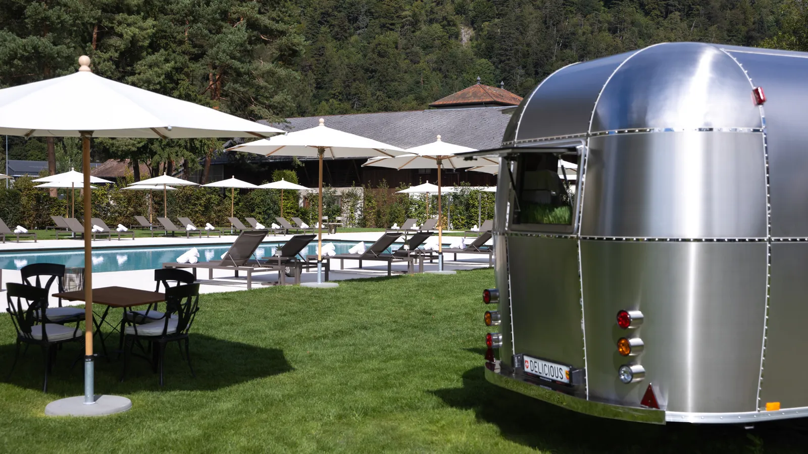 Il Pool Garden estivo con la piscina e il food truck