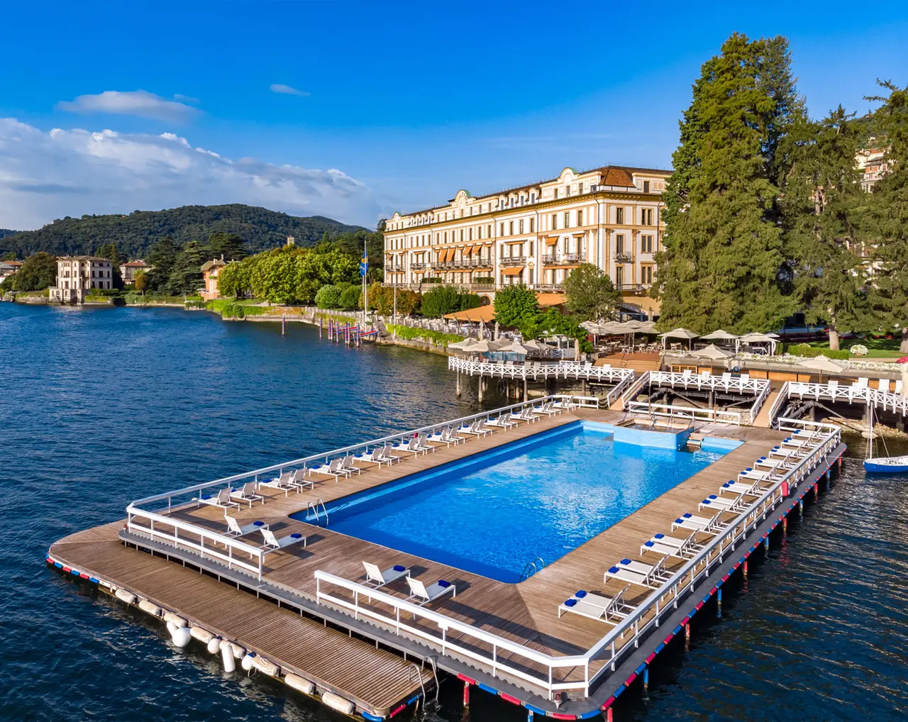 The floating pool on the lake beside the hotel’s facade
