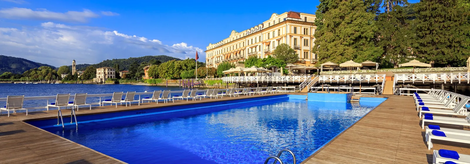 The floating pool with loungers and the hotel behind