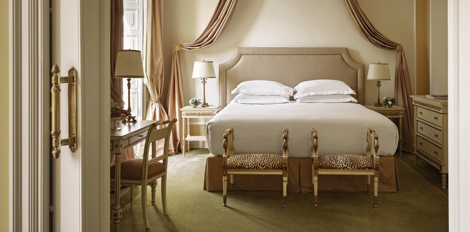 A Junior Suite Exclusive with a canopy bed