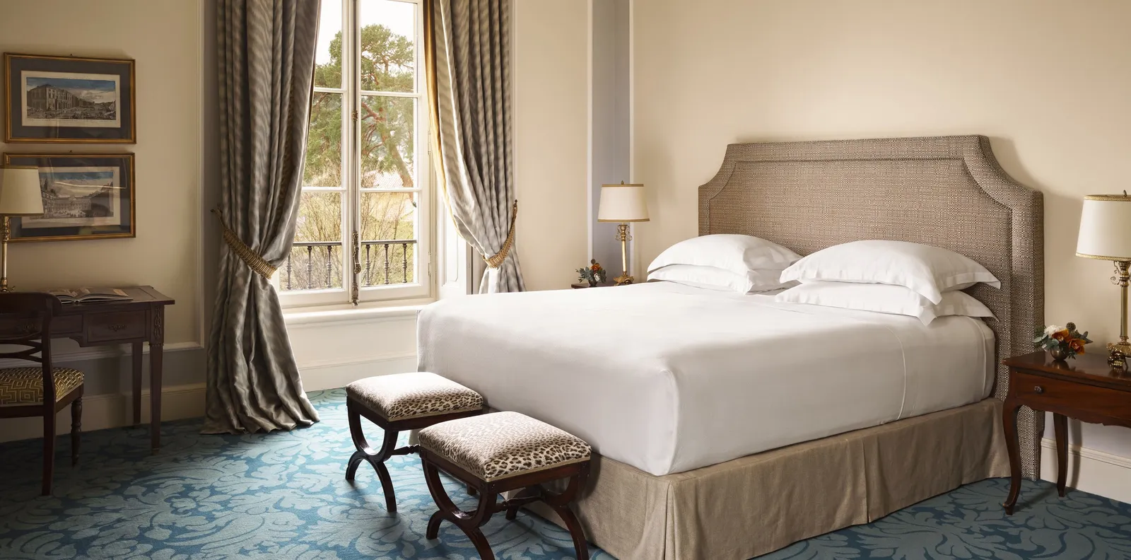 A Junior Suite Lake View with the bed and the window on the lake
