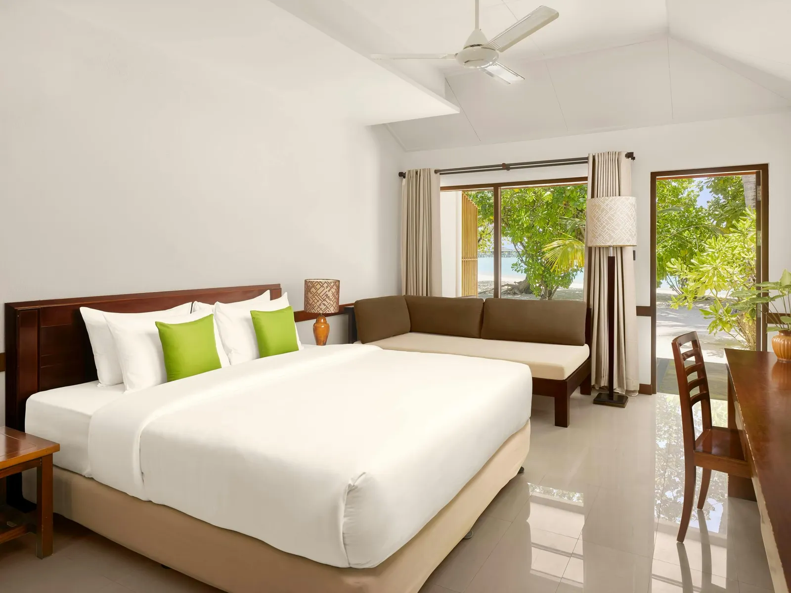 Bedroom with bed and doors towards the terrace.
