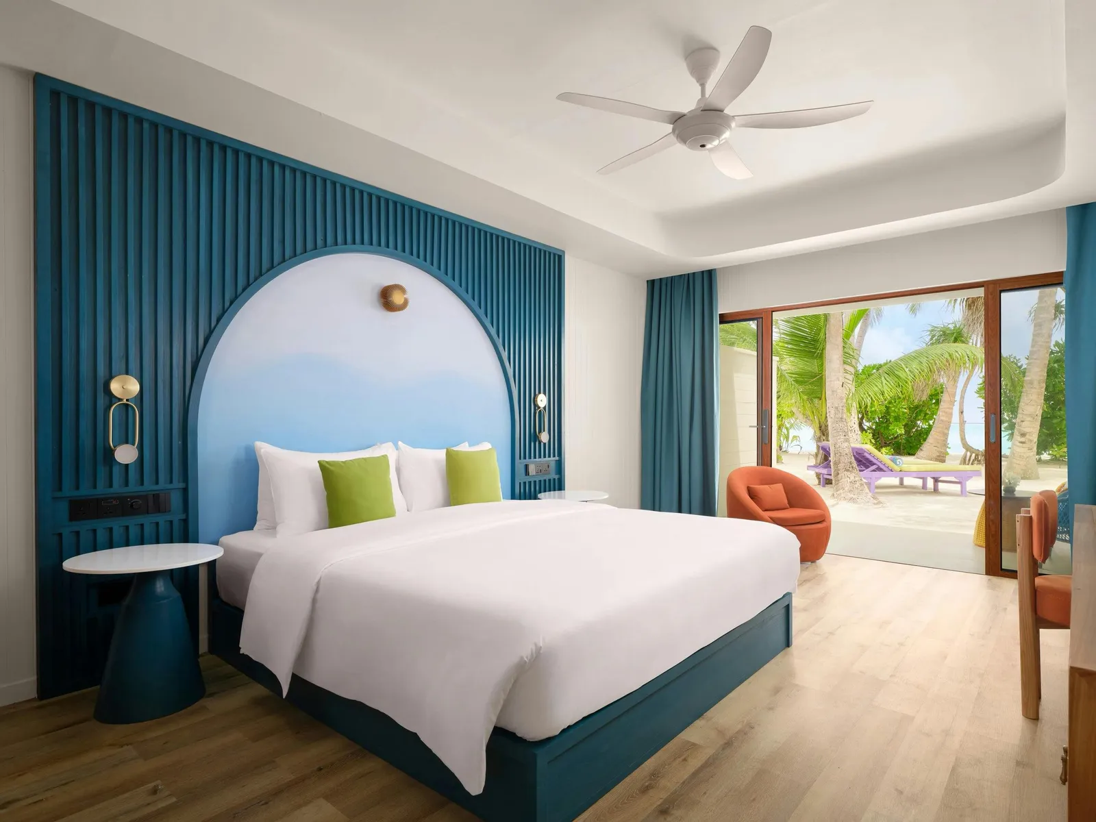 Bedroom with bed and doors towards the veranda.