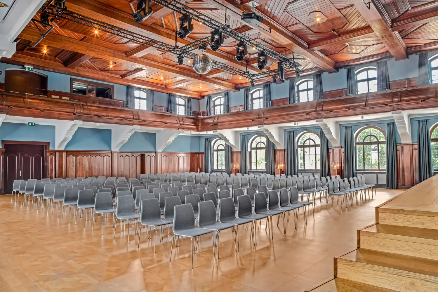 Il teatro con le sue gallerie di legno
