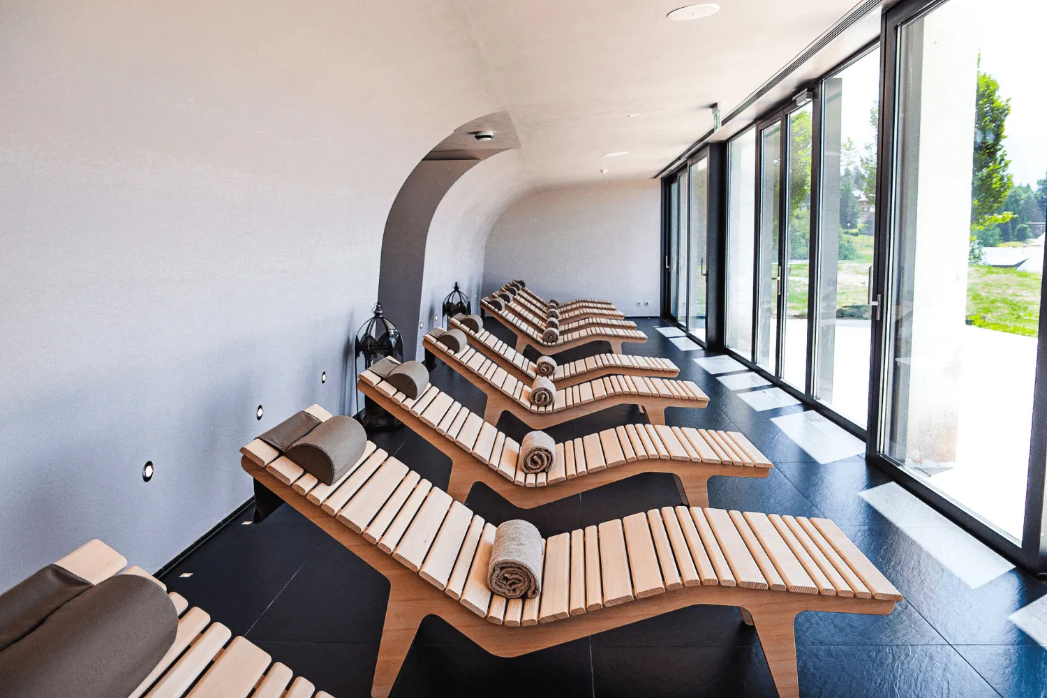 La sala relax con le vetrate sul verde