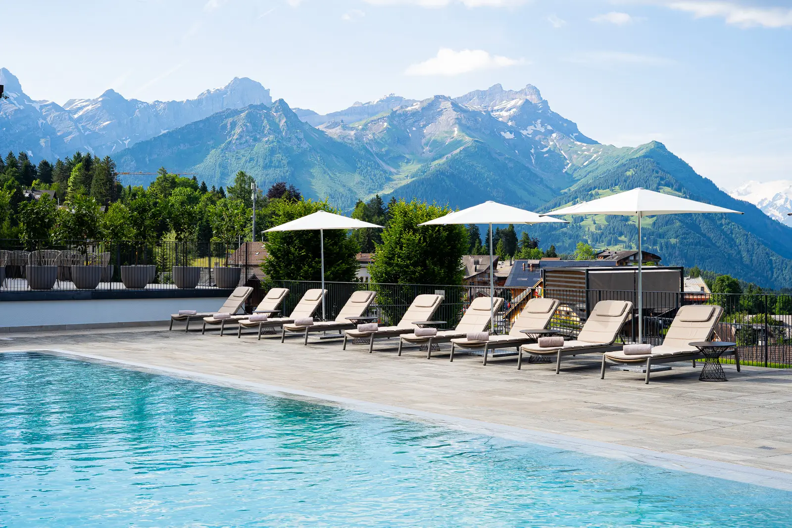 La piscina all’aperto davanti alle Alpi