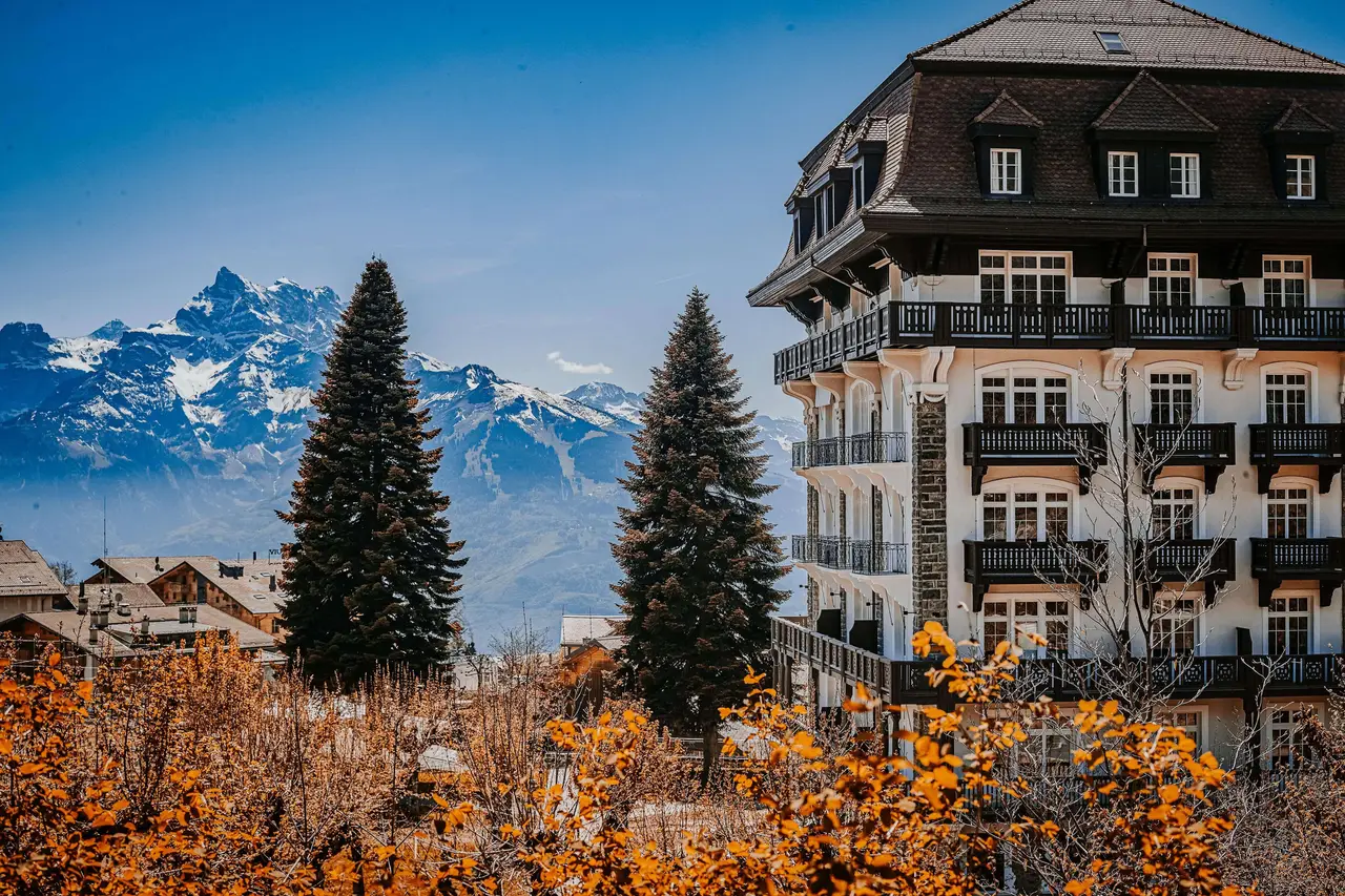 Il Villars Palace con le montagne alle spalle