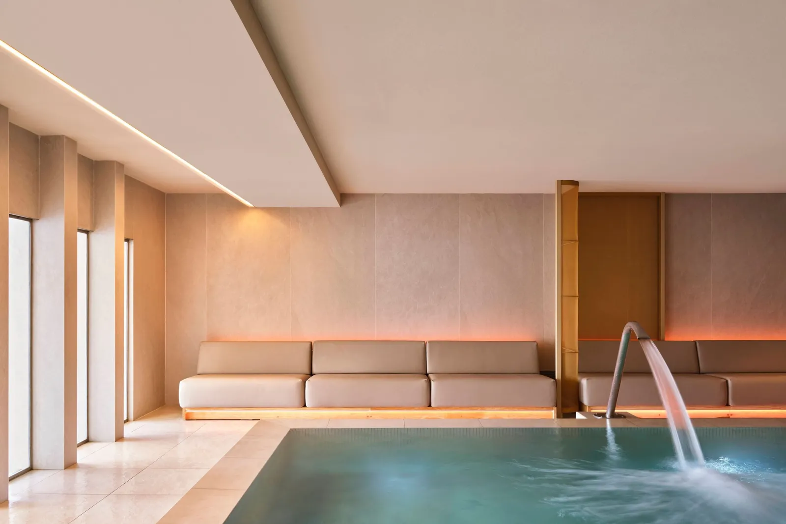 The GETAWAY indoor pool with its water jet and a bench along the wall