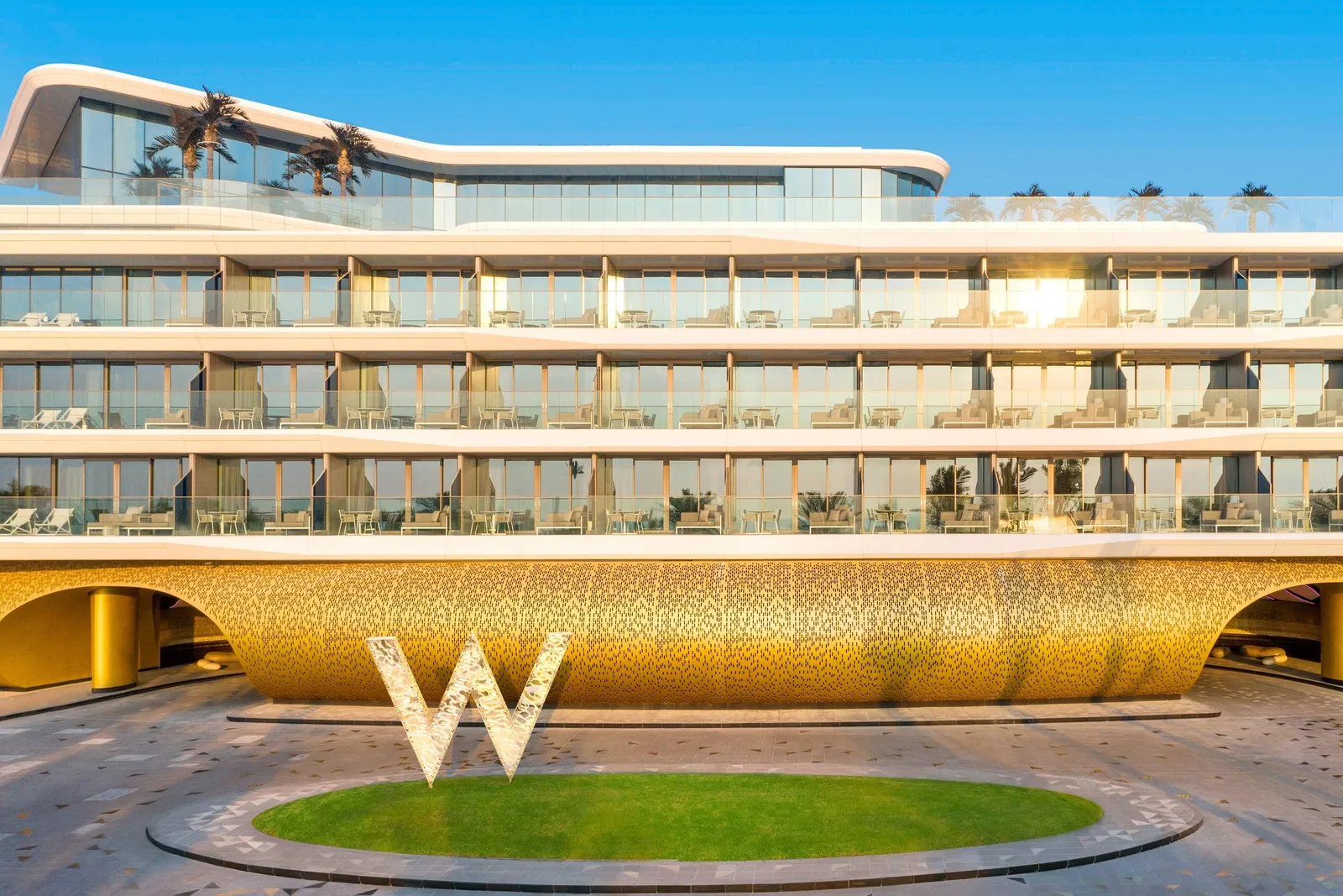 The entrance with the big golden W and the round lawn