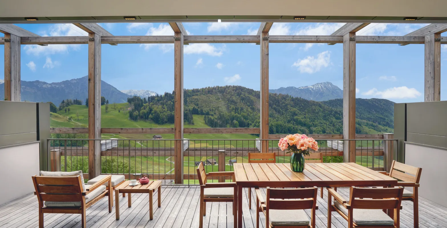 La terrazza della Vitality Suite con il tavolo davanti alle montagne