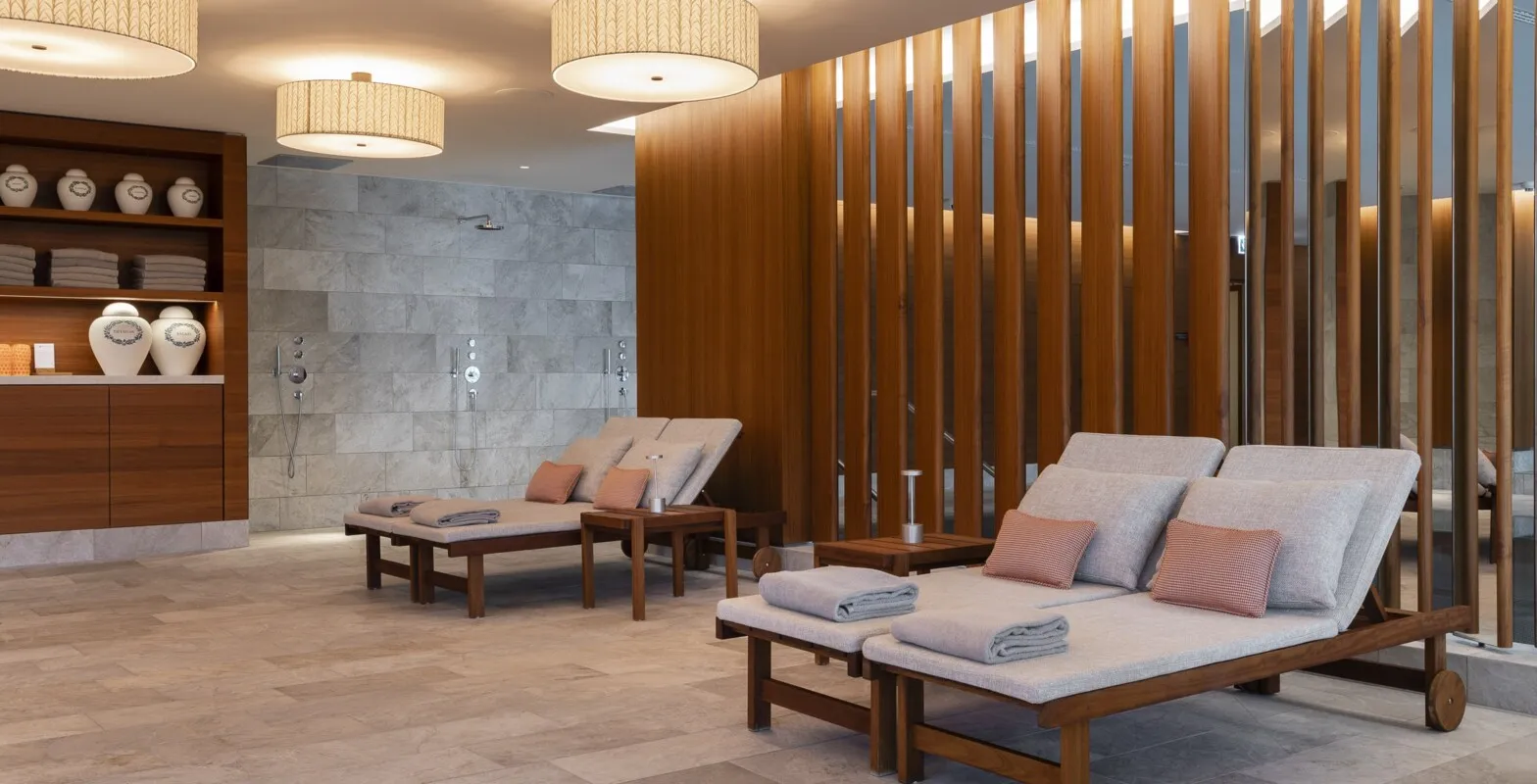 Le sdraio dell’area relax della Waldhotel Spa