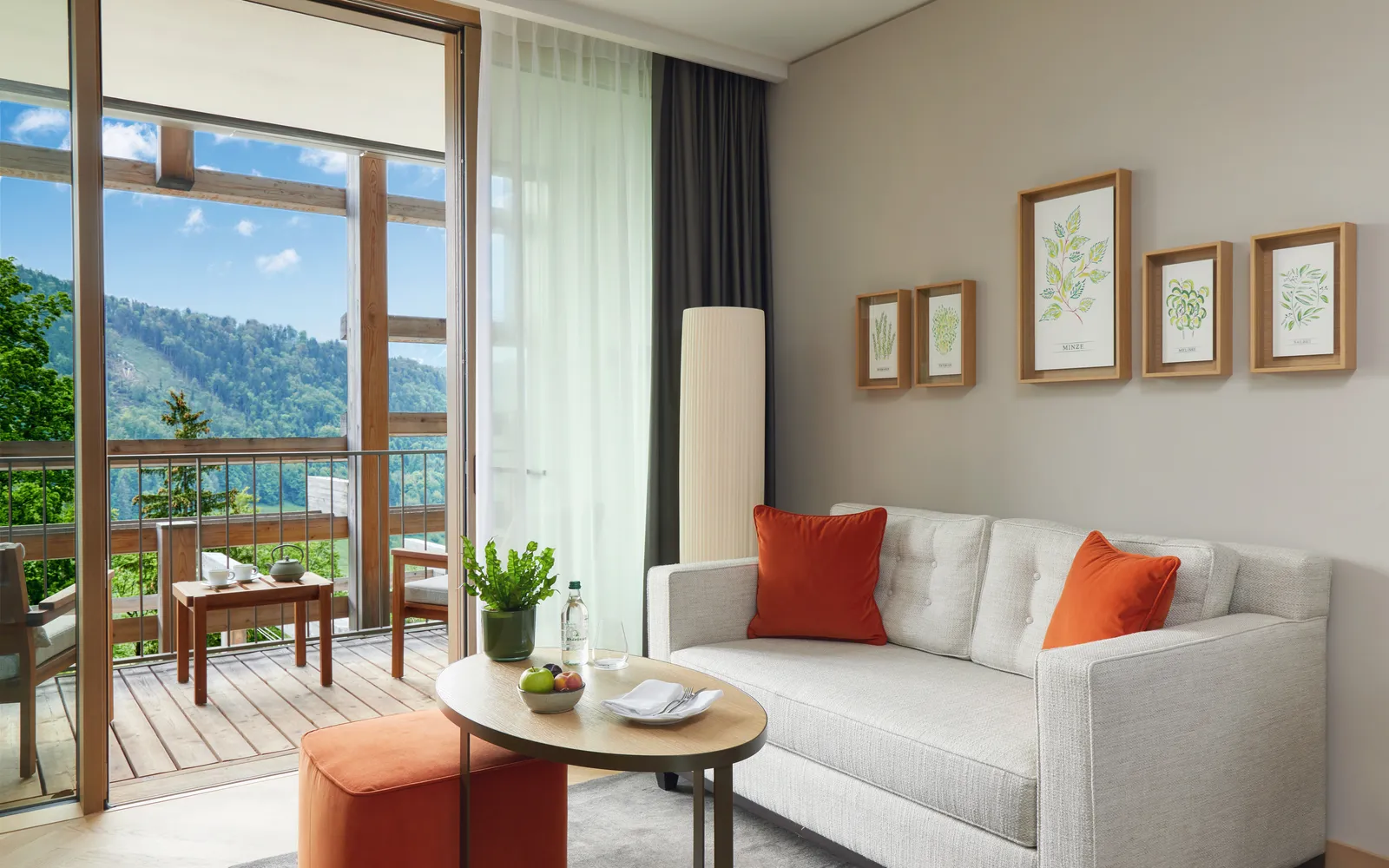 Il divano dell’Alpine Deluxe Room with Balcony accanto al balcone