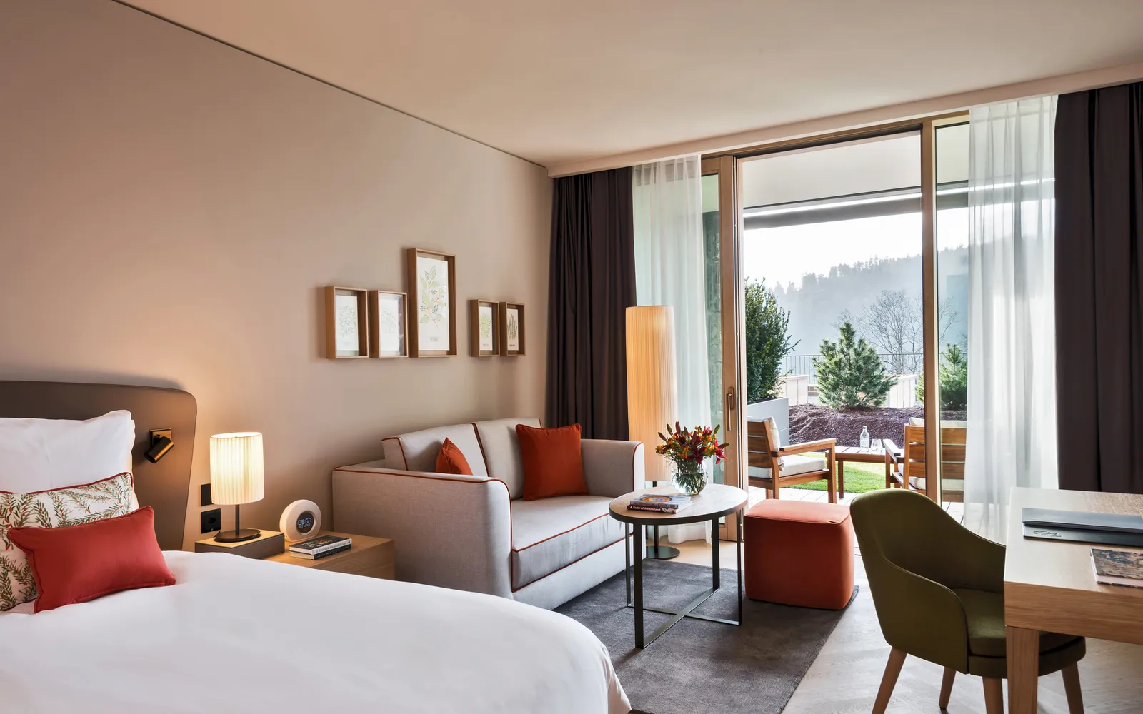 Il letto dell’Alpine Deluxe Room with Terrace davanti alla terrazza