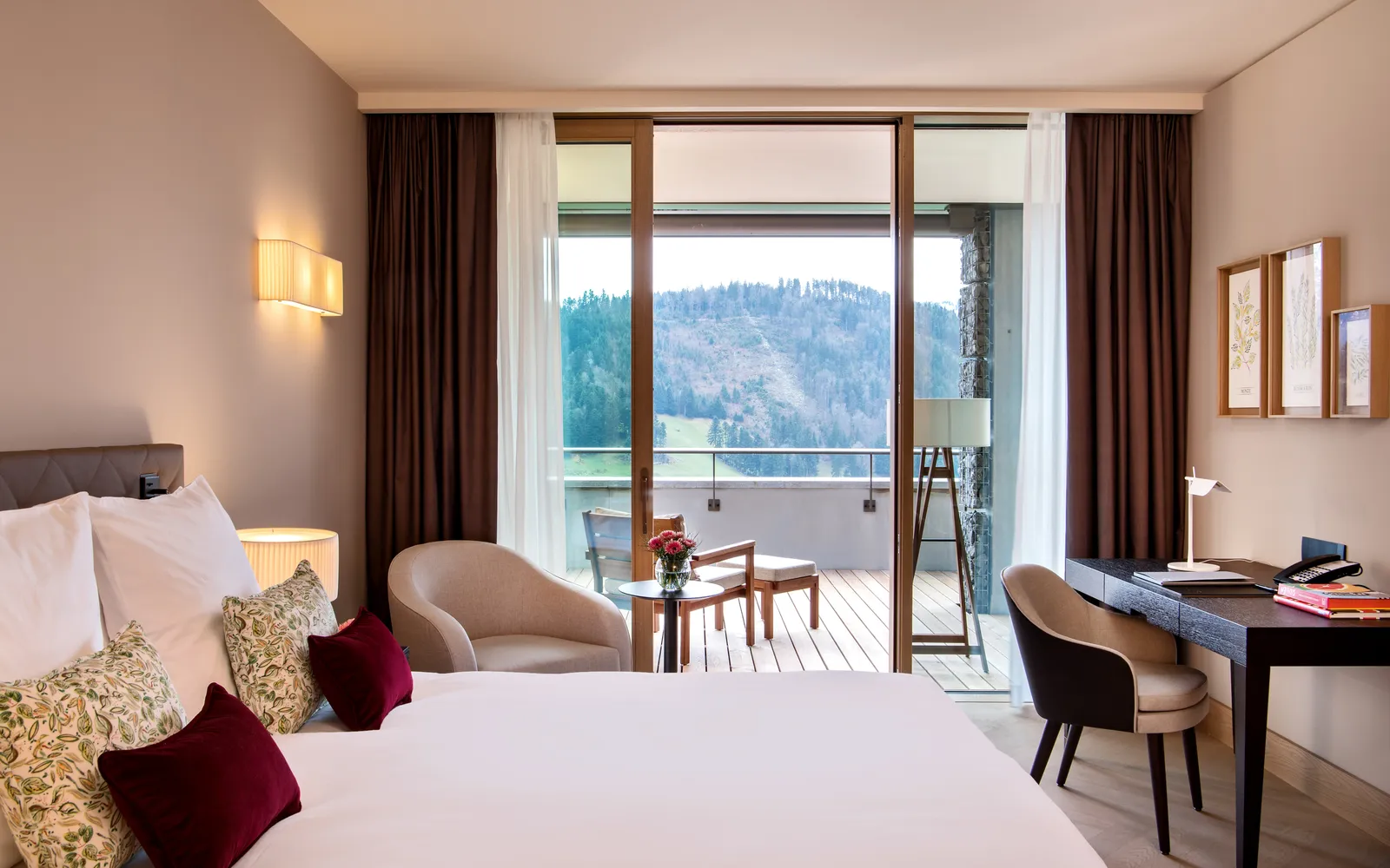 La camera dell’Alpine Suite con la terrazza sulle montagne