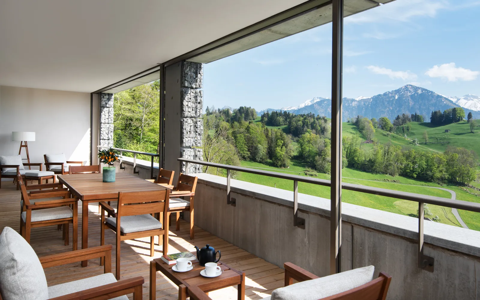 La terrazza della Serenity Suite con il tavolo e le montagne