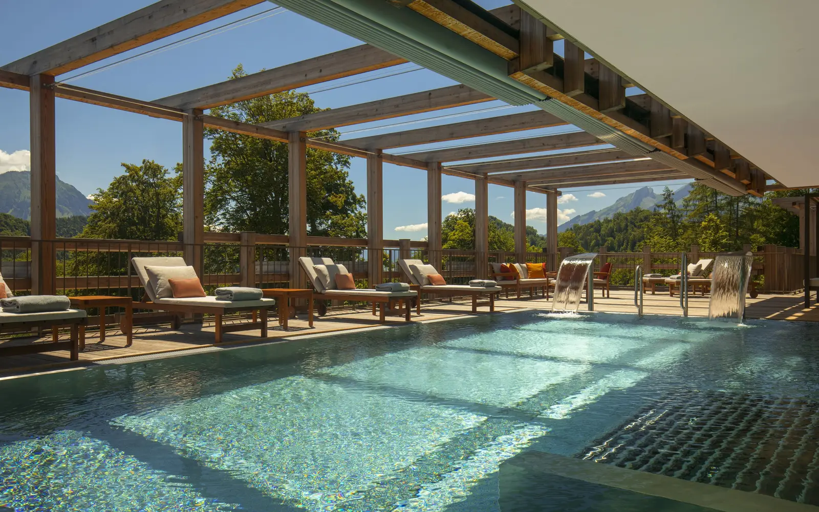 La vasca esterna della Waldhotel Spa sotto il pergolato