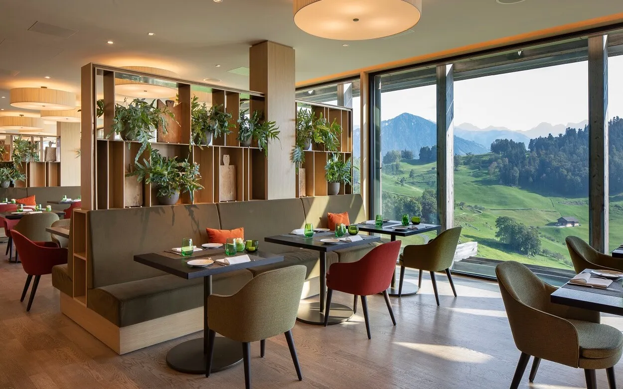 La sala del Verbena con le vetrate sui prati