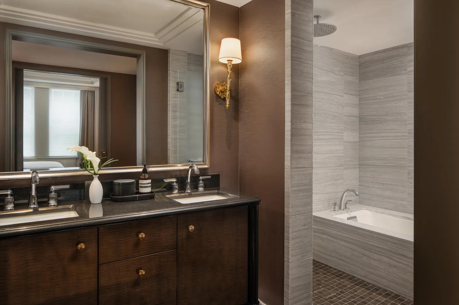 The 2-double Junior Suite’s bathroom: the wooden vanity and the tub