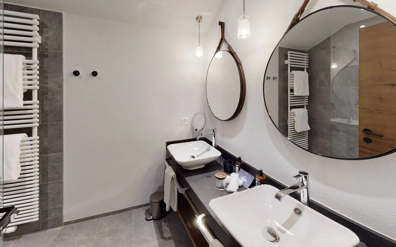 Il bagno della Deluxe con gli specchi rotondi