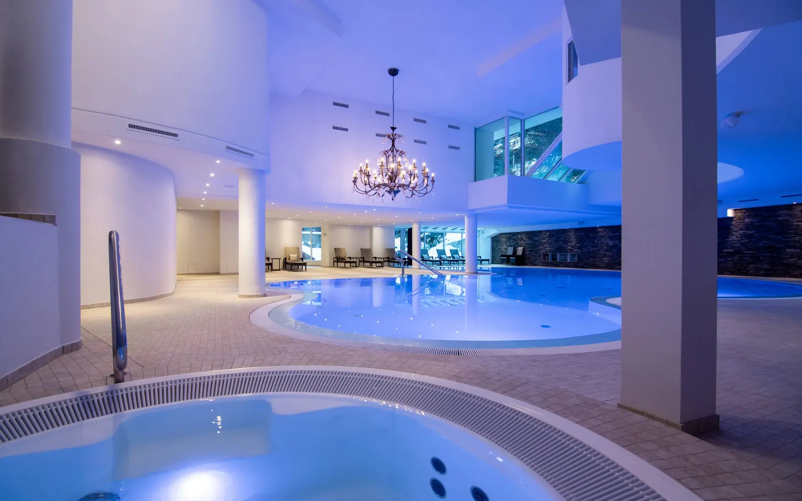 La piscina coperta sotto il lampadario