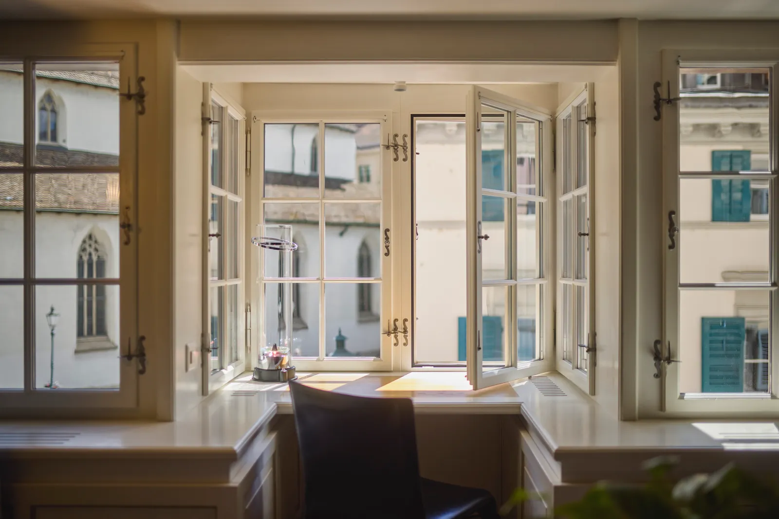 Scrittoio davanti a finestre aperte sui palazzi del Rennweg