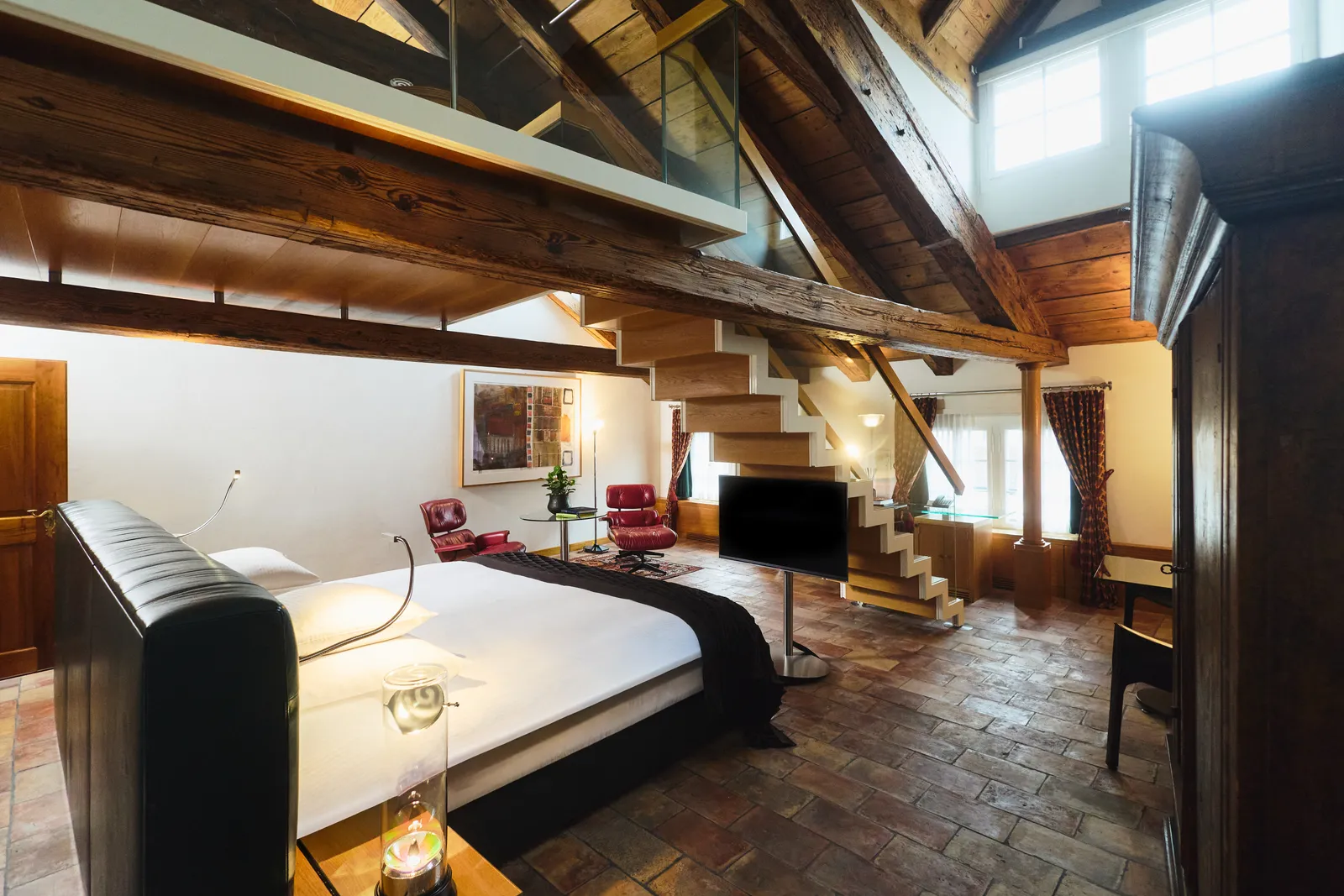 Letto sotto le travi e soppalco aperto della Duplex Junior Suite