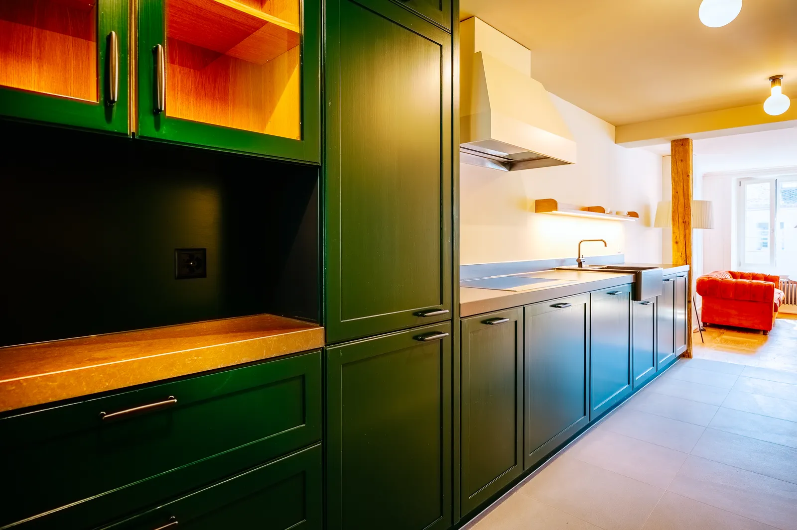 Cucina della residenza con mobili verde scuro e forno