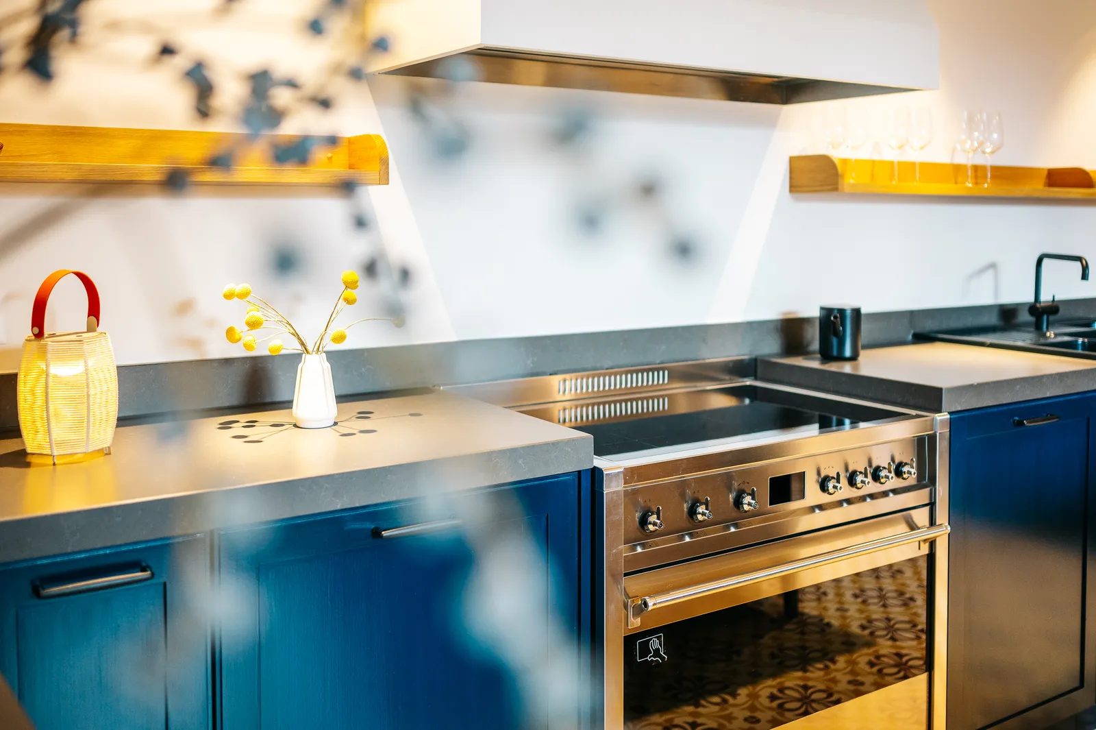 Cucina blu della residenza con piano di lavoro e forno