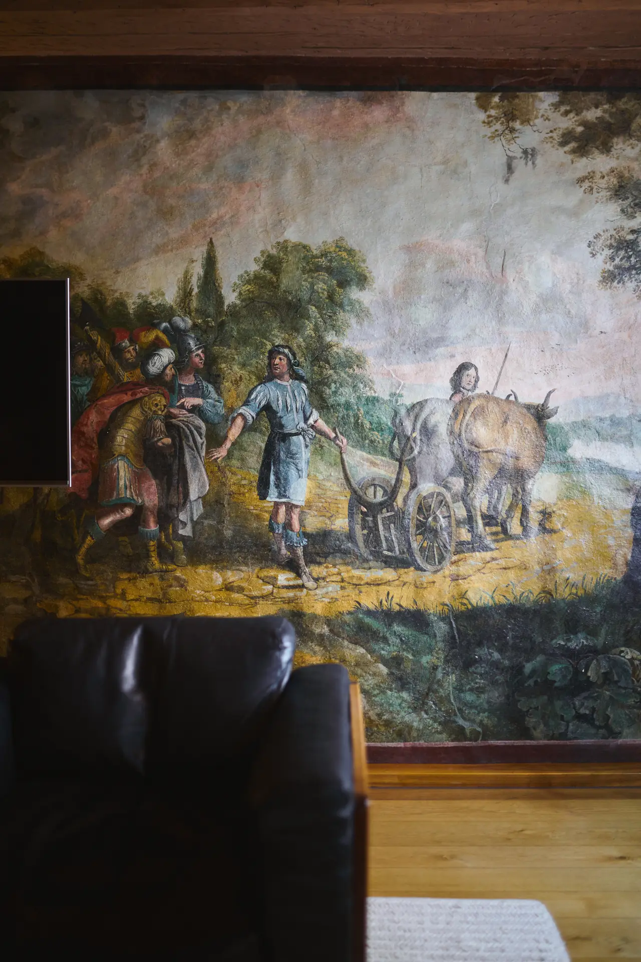 Affresco con figure e cavalli su una parete della junior suite