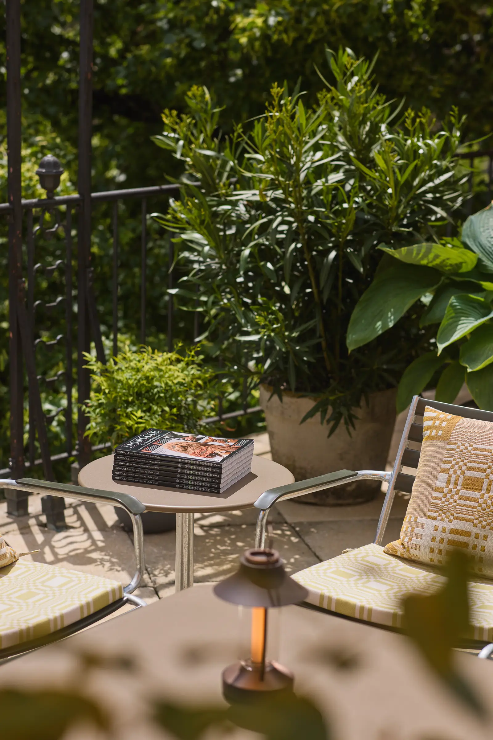 Tavolo e sedute tra le piante sulla terrazza della Monocle Townhouse