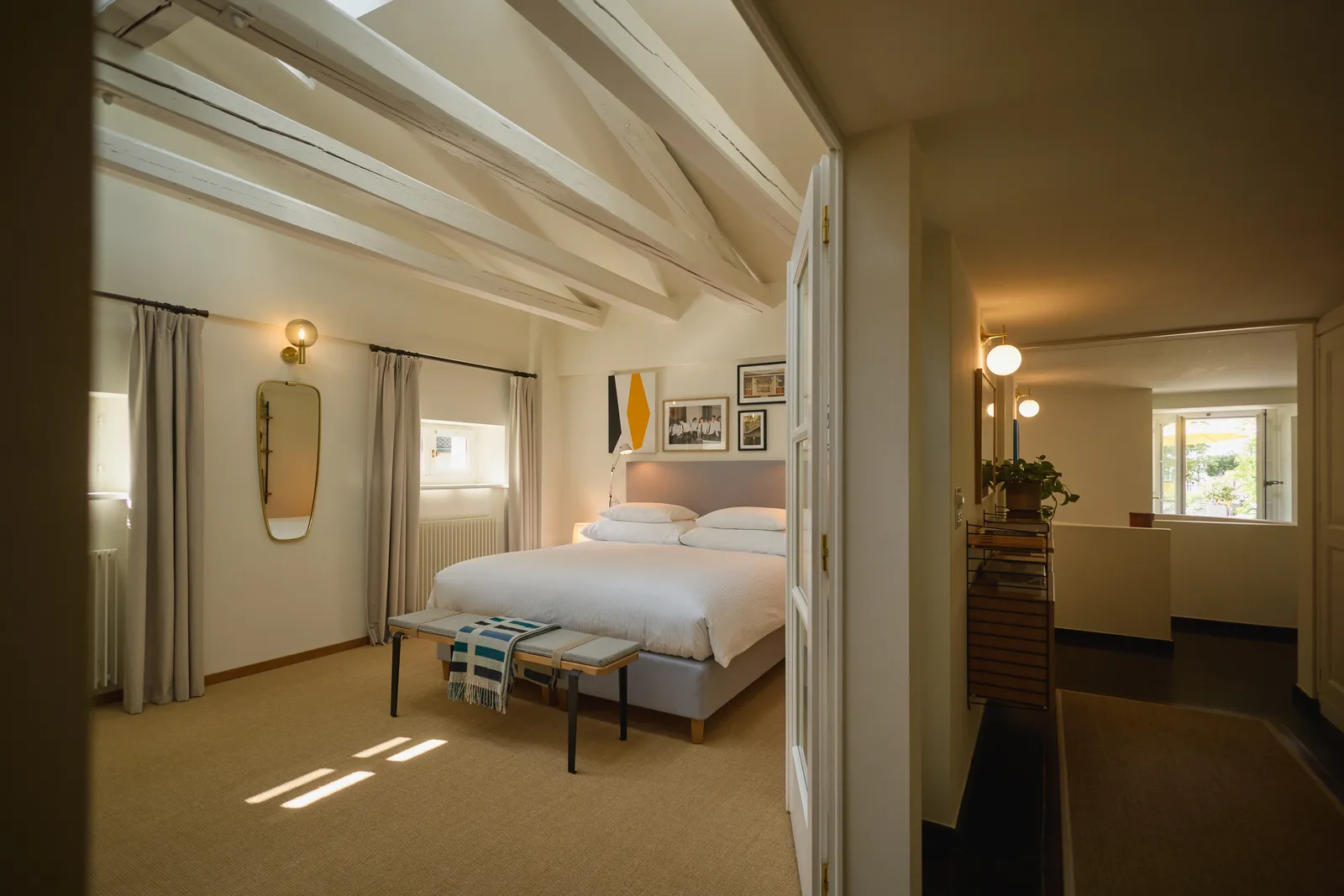 Letto e passaggio verso il bagno nella Monocle Townhouse