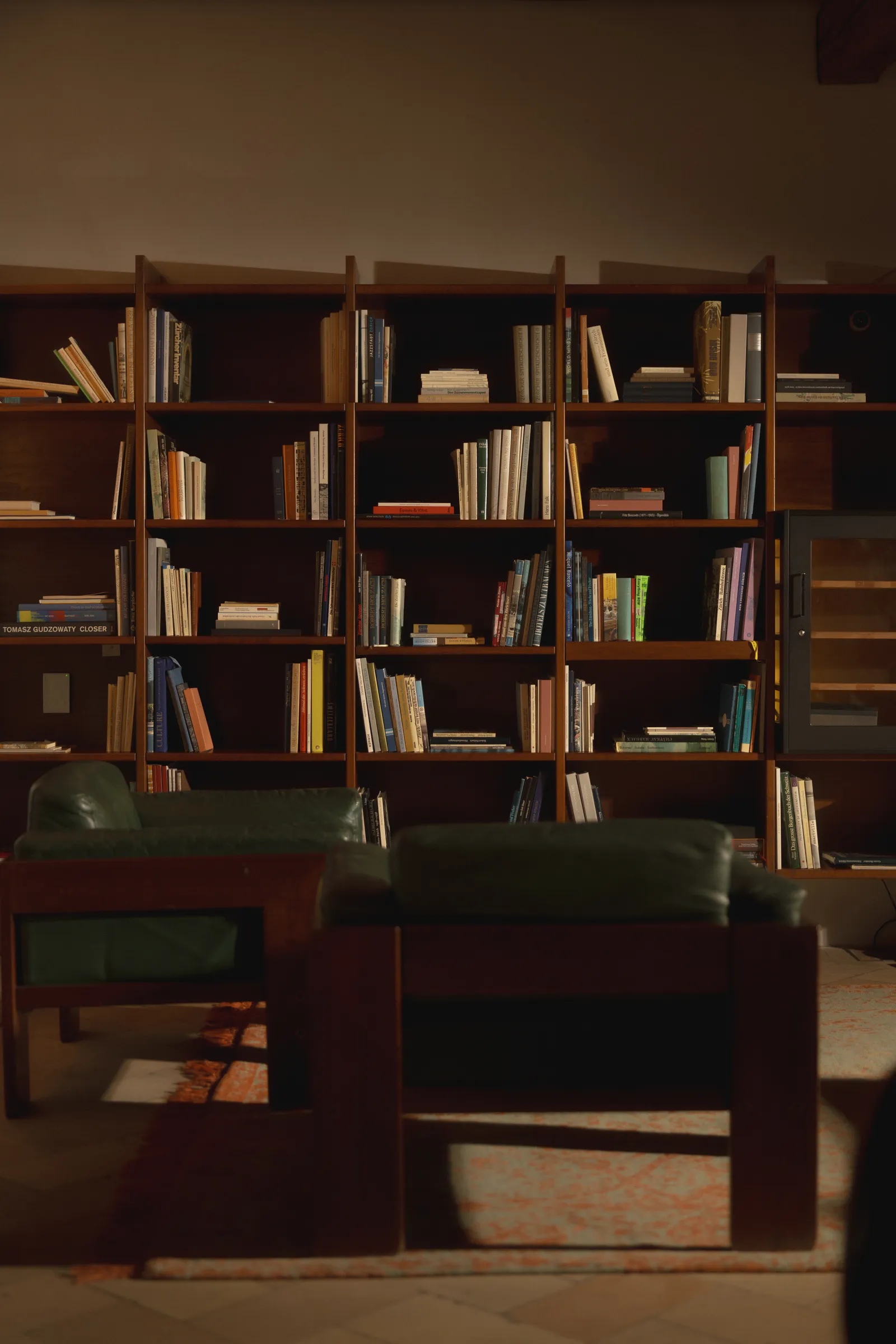 Tavolo e scaffali di libri nella biblioteca del Widder Hotel
