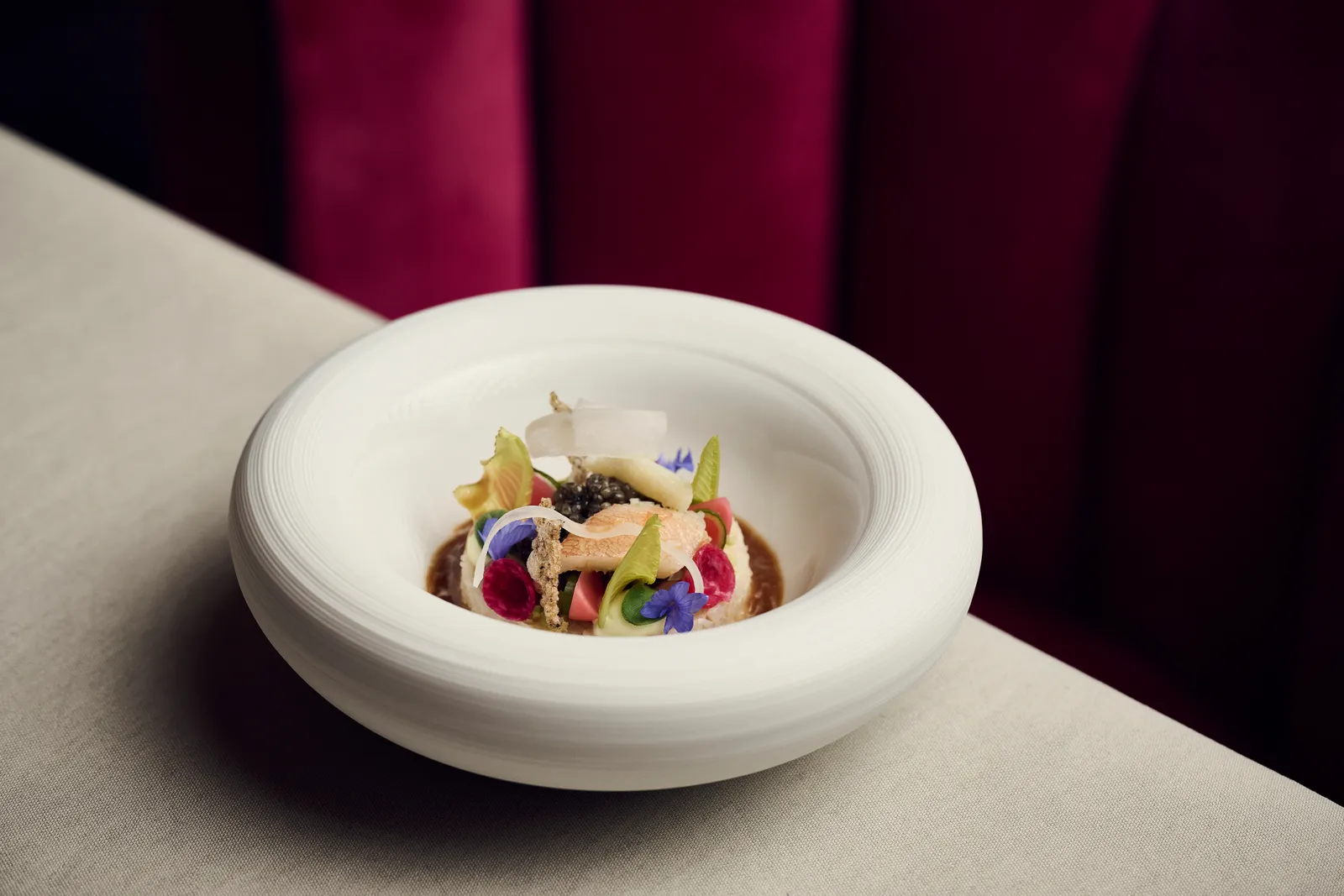 Piatto del ristorante in una fondina bianca