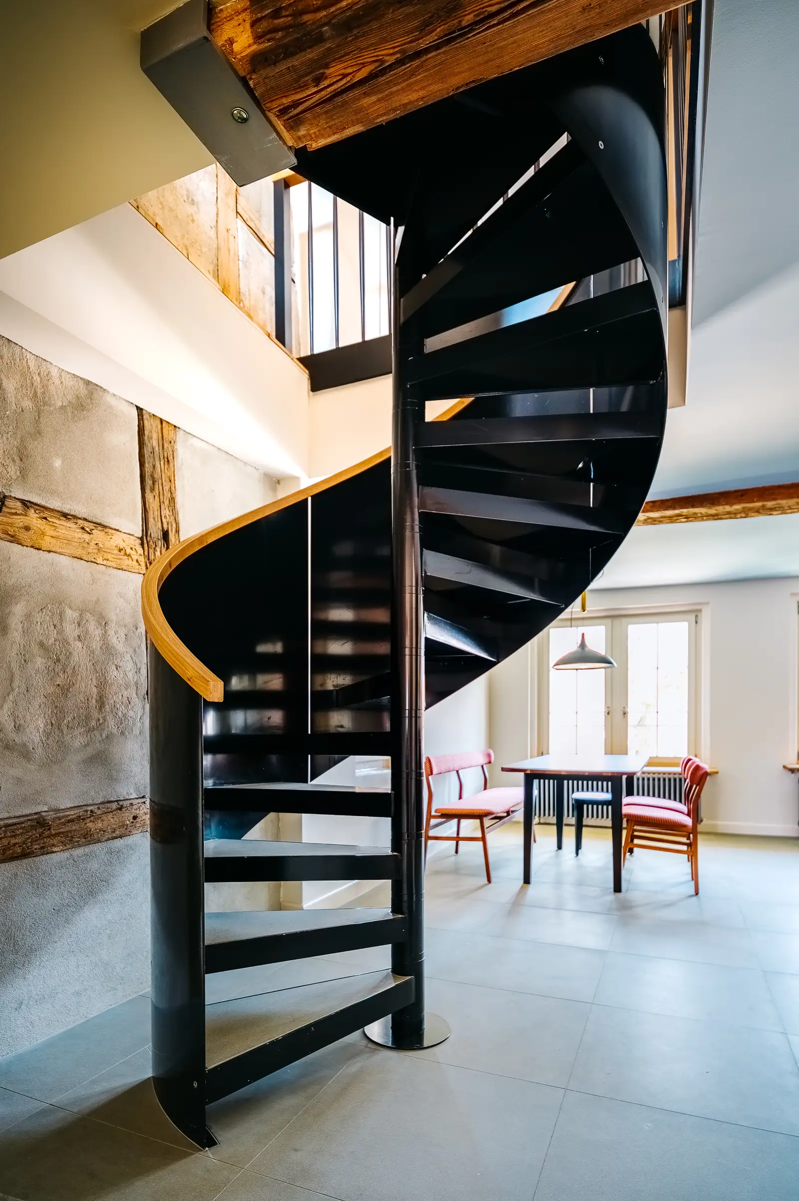 Scala a chiocciola nera tra i piani della Penthouse Maisonette