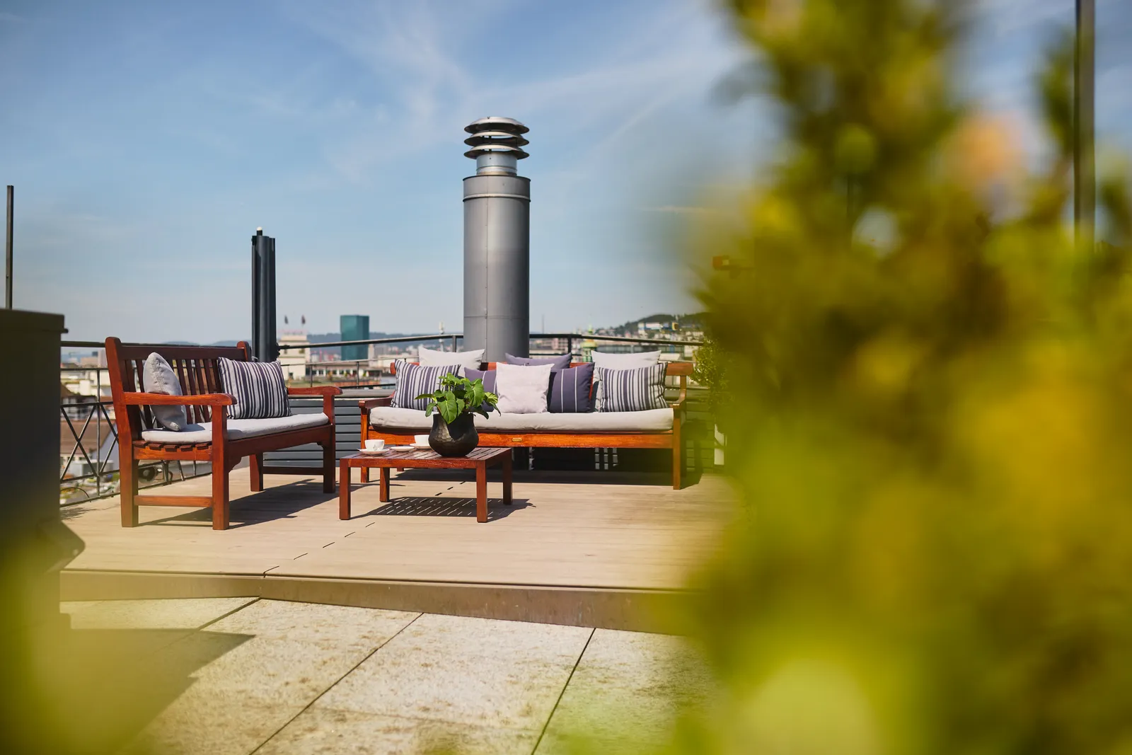 Terrazza della Penthouse Suite, con sedute e tavoli sopra i tetti di Zurigo