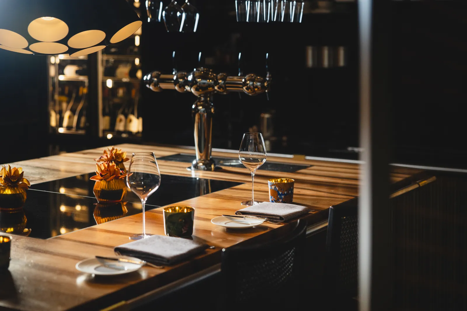 Tavolo apparecchiato davanti alla cucina del Widder Restaurant