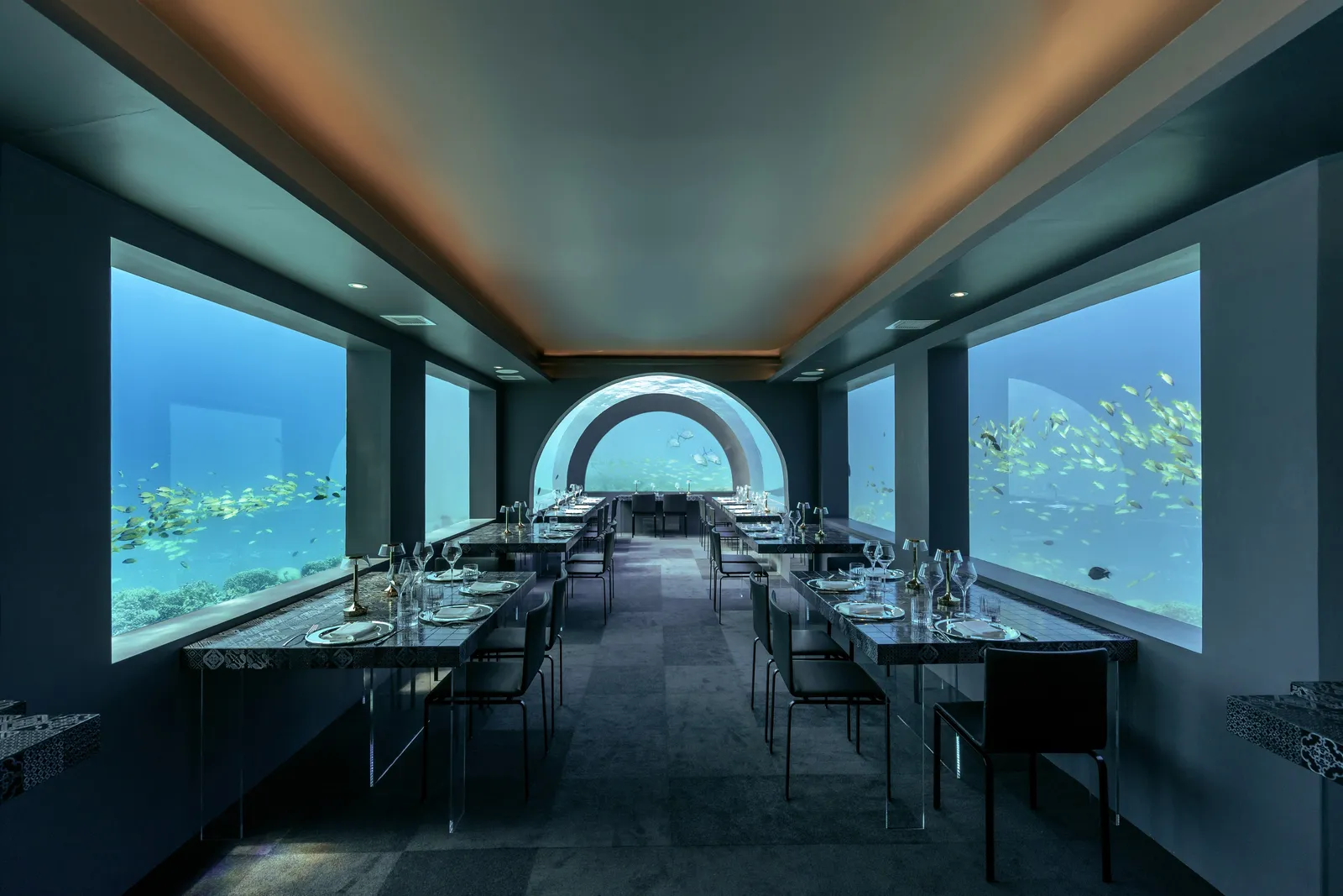H2O’s dining room, windows onto the seabed on both sides and the dome at the end