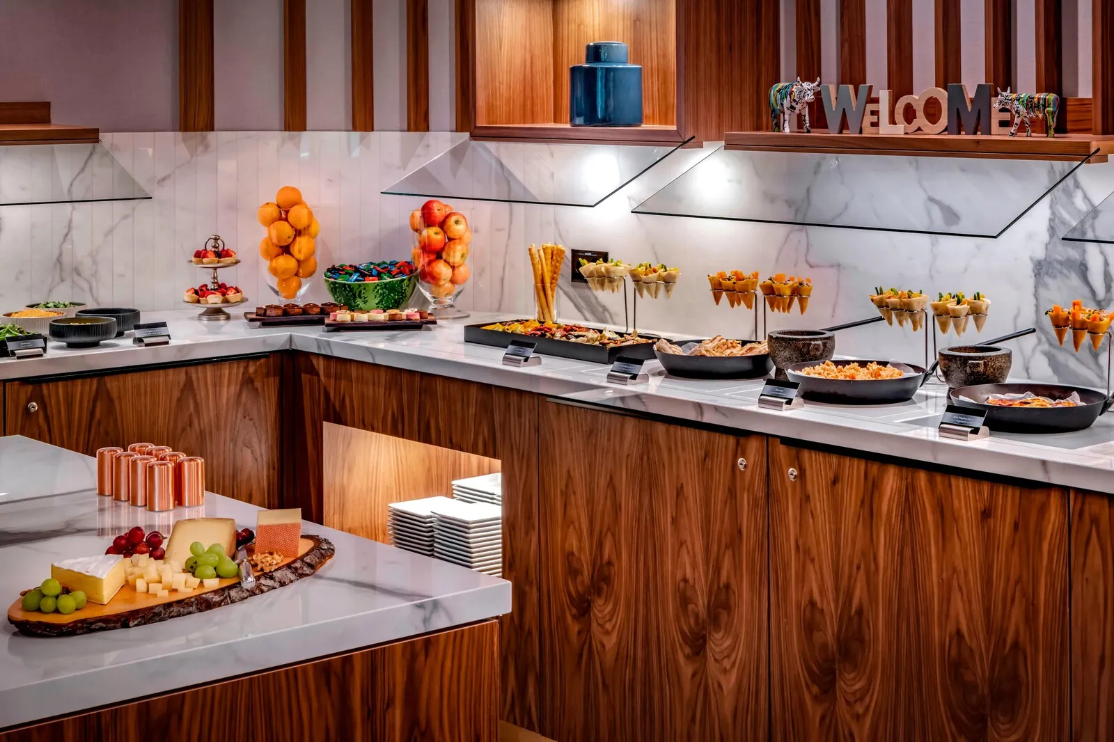 Il buffet della M Club con piano in marmo