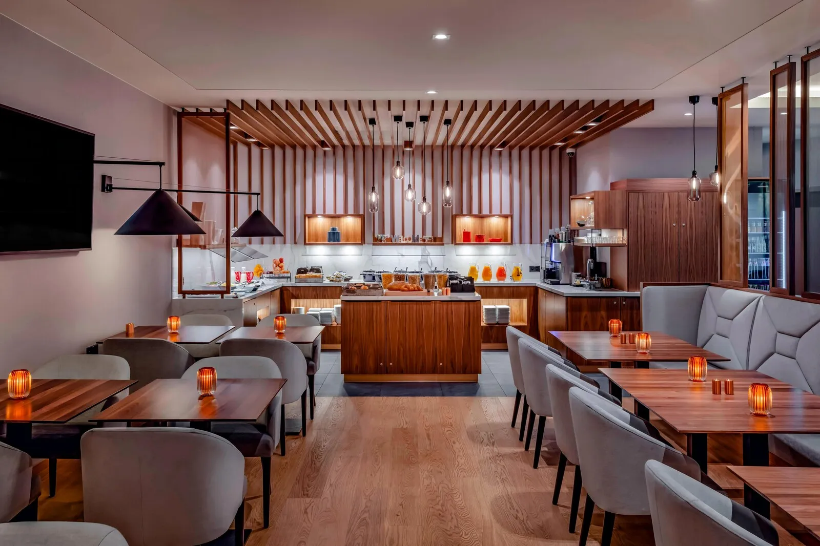 Il buffet e i tavoli della M Club