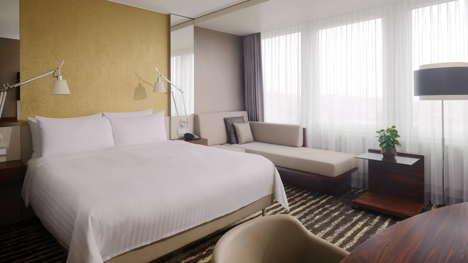 Club Room, M Club lounge access, Guest room, 1 King, Lake Zurich view, City view, Main Building