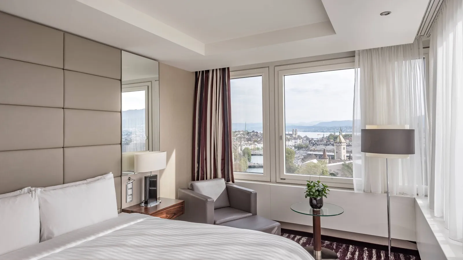 Club Suite, M Club lounge access, 1 Bedroom Suite, 1 King, Sofa bed, Main Building