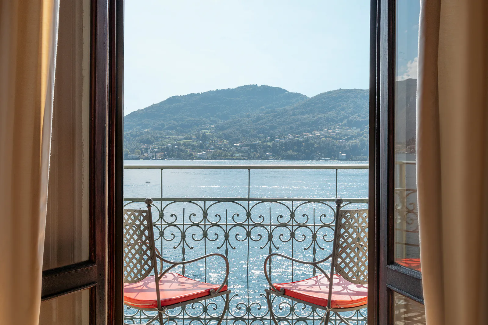 Rooftop suite terrace with a bathtub and a view over Lake Como