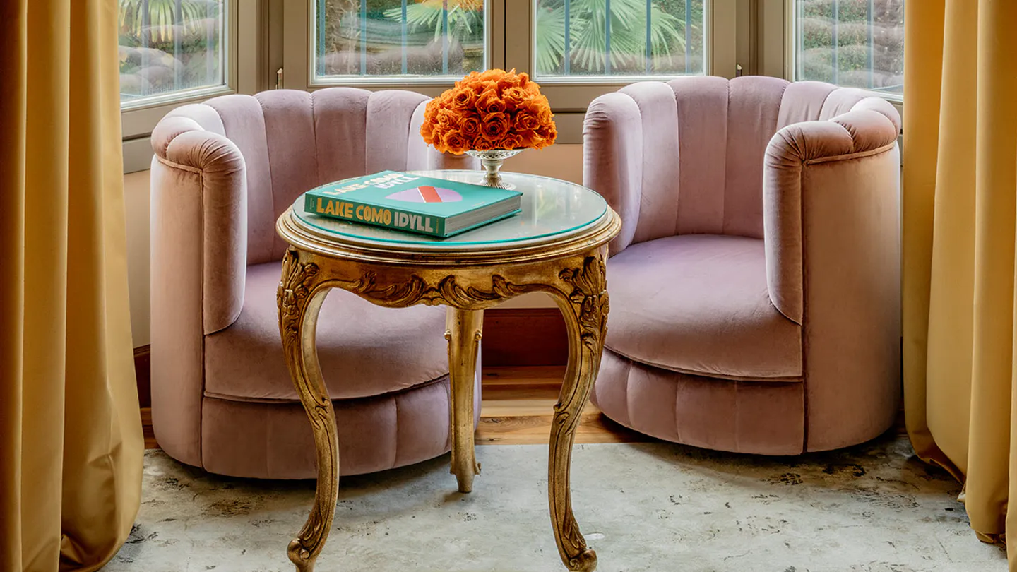 Park-view Prestige Room with pale armchairs and greenery outside