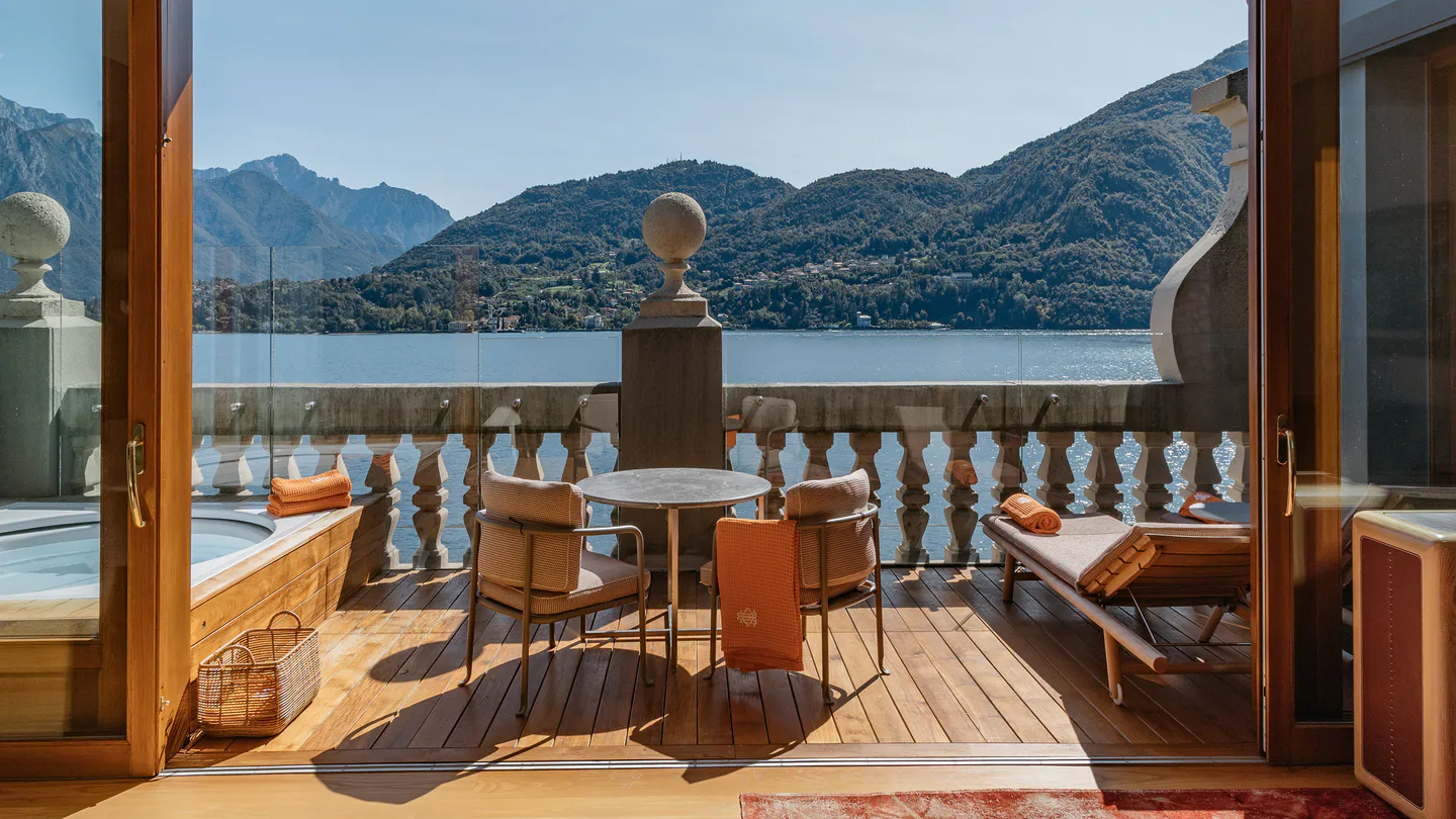 Wooden terrace of a Rooftop Front Suite with a bathtub and lake view