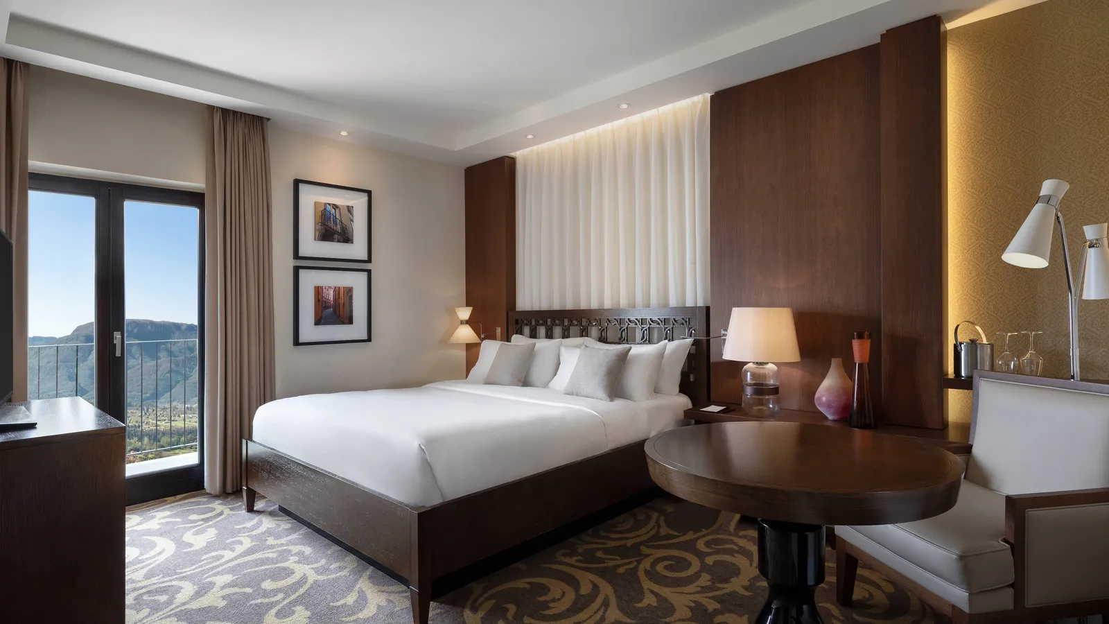 Deluxe King room with balcony and view
