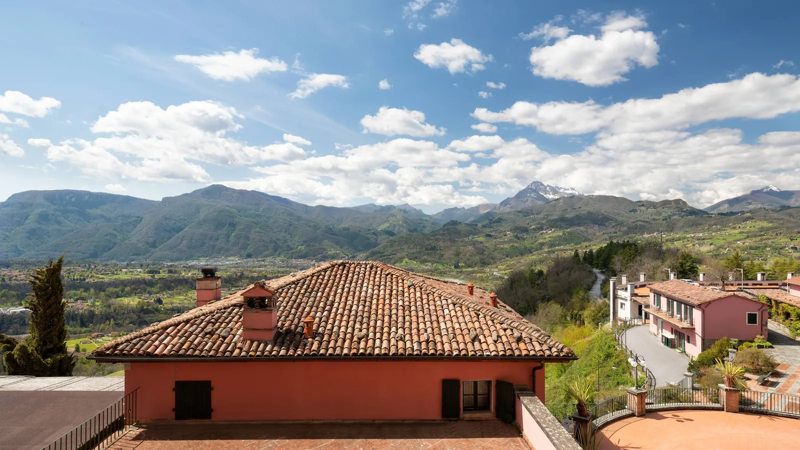 Deluxe twin room with a valley view
